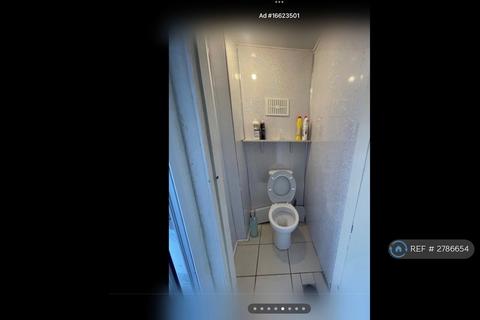 1 bedroom in a house share to rent, Leslie Road, London, E11