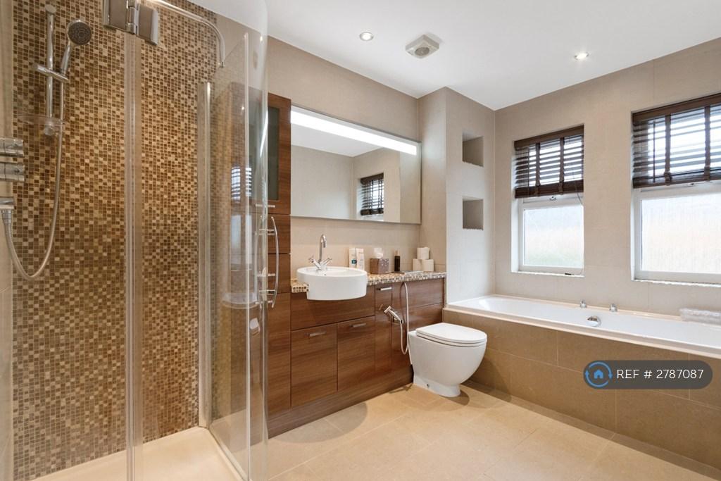 Family Bathroom On 1st Floor