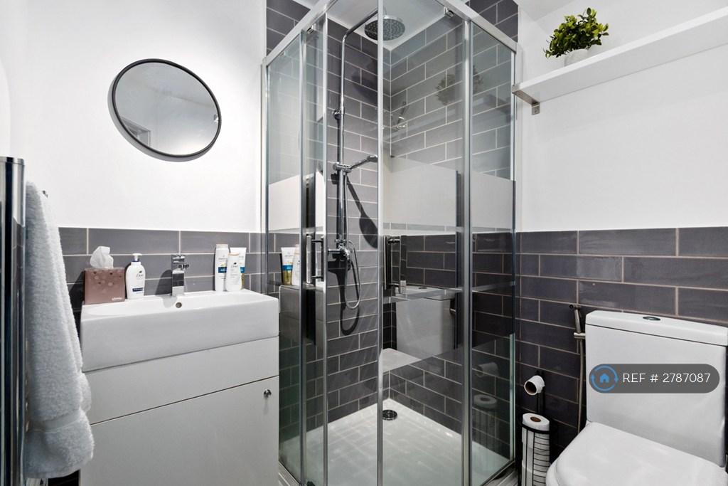 Ensuite Shower Room To Bedroom 5