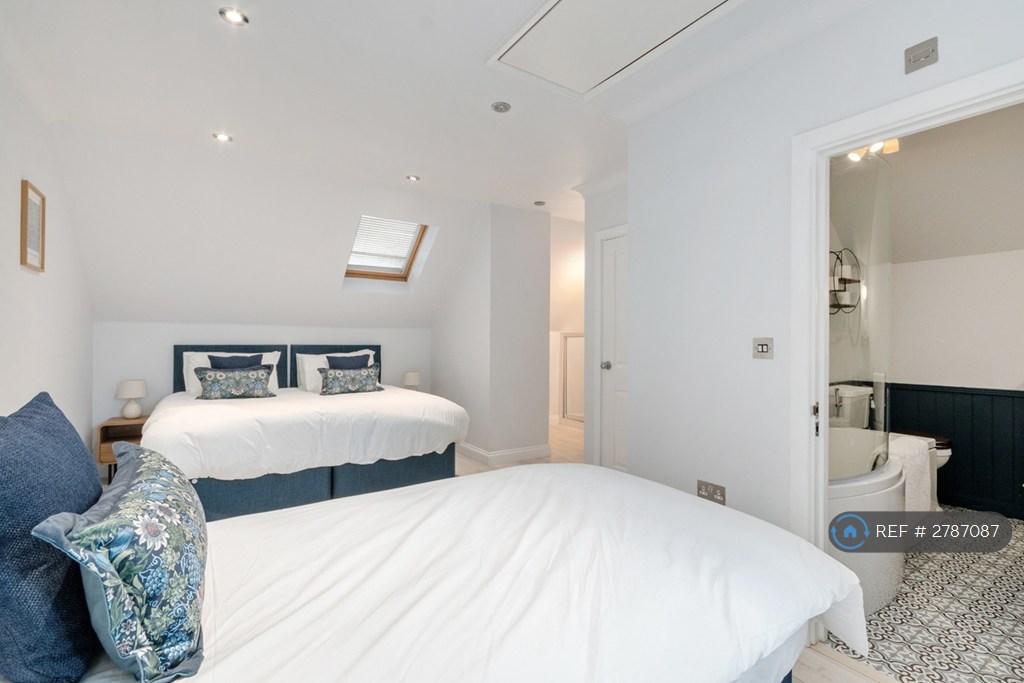 Master Bedroom - Super King + 1 Single Or 3 Single