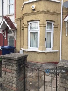 4 bedroom terraced house to rent, Montagu Road, London, NW4