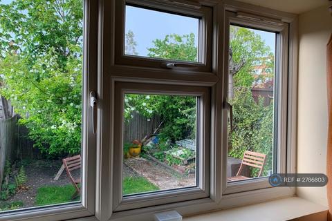 4 bedroom terraced house to rent, Montagu Road, London, NW4