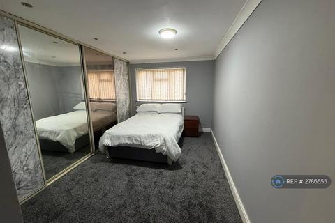 1 bedroom in a house share to rent, Ember Road, Slough, SL3