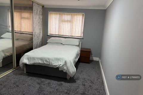 1 bedroom in a house share to rent, Ember Road, Slough, SL3