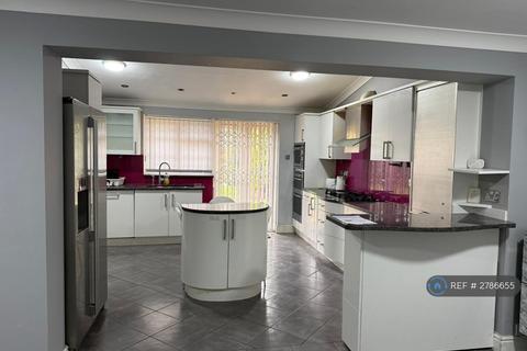1 bedroom in a house share to rent, Ember Road, Slough, SL3