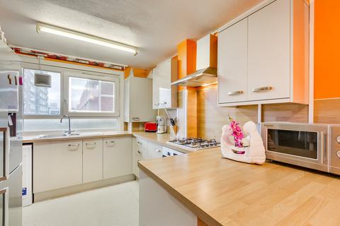 2 bedroom flat to rent, Badric Court, SW11