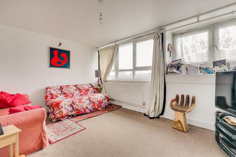 2 bedroom flat to rent, Badric Court, SW11