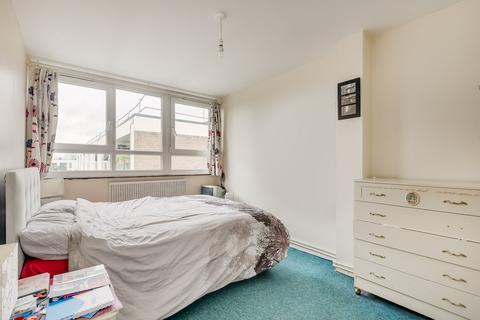 2 bedroom flat to rent, Badric Court, SW11