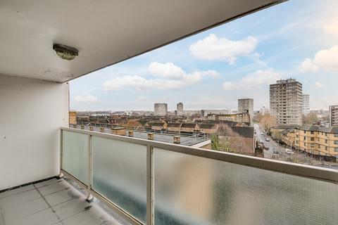 2 bedroom flat to rent, Badric Court, SW11