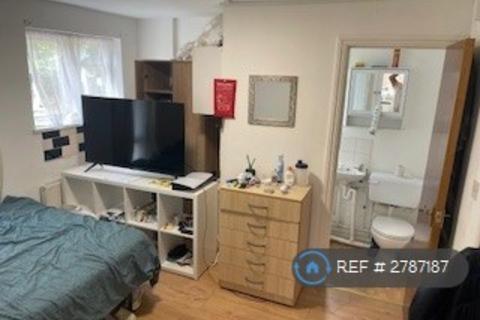 Studio to rent, Belmont Road, London, N15