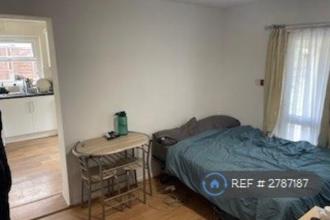 Studio to rent, Belmont Road, London, N15