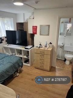 Studio to rent, Belmont Road, London, N15