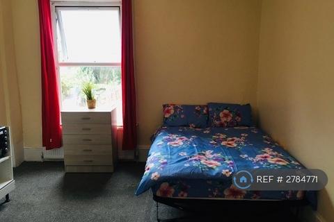 Studio to rent, Bowes Road, London, N13