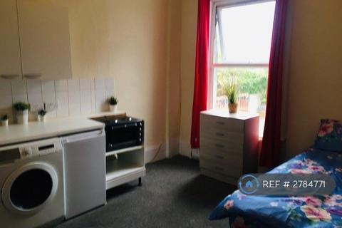 Studio to rent, Bowes Road, London, N13