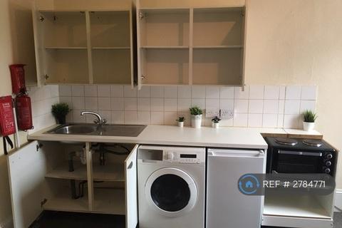 Studio to rent, Bowes Road, London, N13