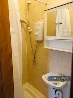 Studio to rent, Bowes Road, London, N13