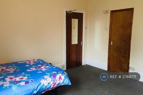Studio to rent, Bowes Road, London, N13