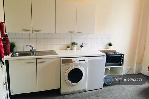 Studio to rent, Bowes Road, London, N13