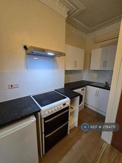 Studio to rent, Bowes Road, London, N13