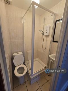 Studio to rent, Bowes Road, London, N13