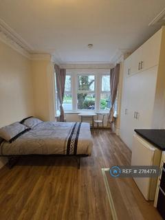 Studio to rent, Bowes Road, London, N13