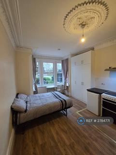Studio to rent, Bowes Road, London, N13