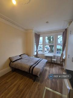 Studio to rent, Bowes Road, London, N13