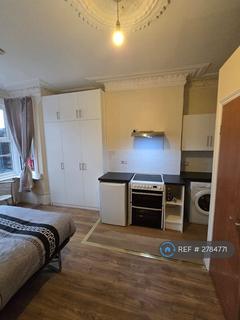 Studio to rent, Bowes Road, London, N13