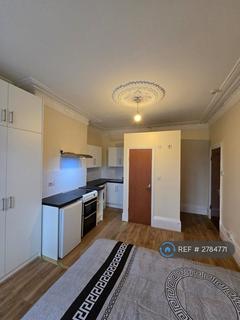 Studio to rent, Bowes Road, London, N13