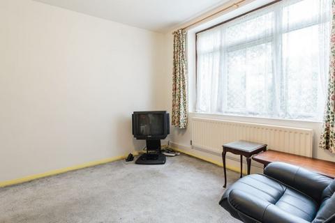1 bedroom ground floor flat for sale, Kingsbridge Road, Harold HIll, RM3
