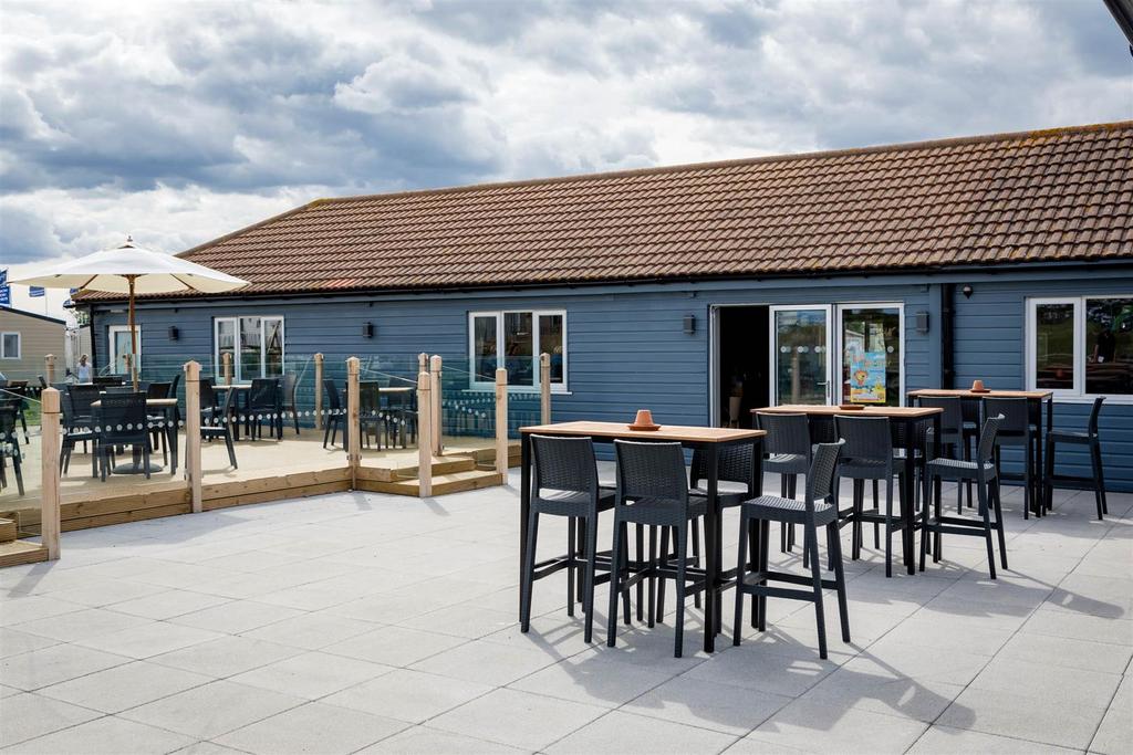 2018 KENT Seaview outdoor dining empty 6720x4480 (