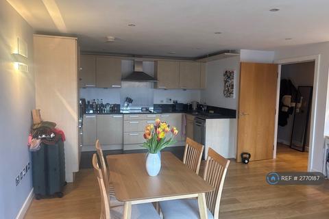 2 bedroom flat to rent, One Battersea Square, London, SW11