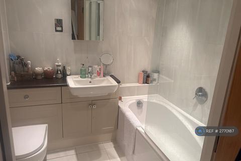 2 bedroom flat to rent, One Battersea Square, London, SW11