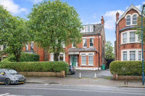 2 bedroom flat for sale, Mapesbury Road, NW6