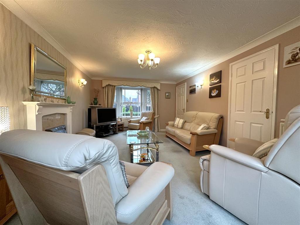 Bay-Fronted Lounge 522