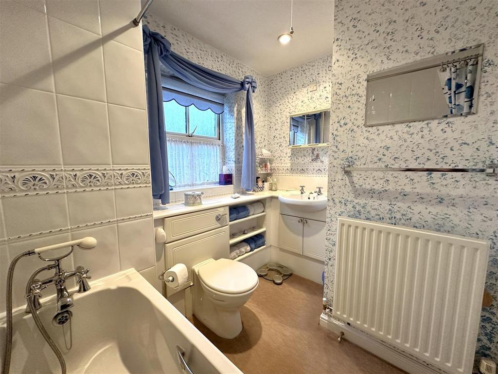 Family Bathroom 438