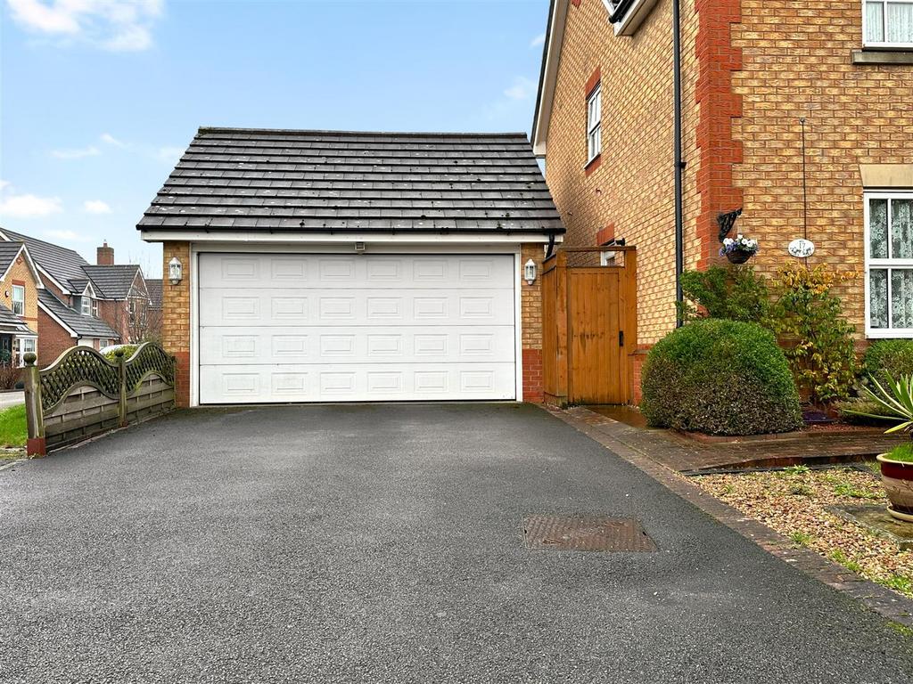 Large Driveway &amp; Double Garage 592