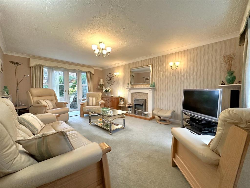 Large Lounge With French Doors 517