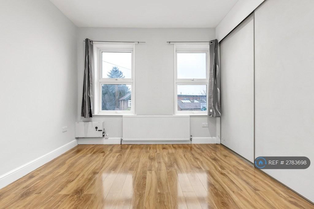 Front-Facing Double Bedroom On 1st Floor