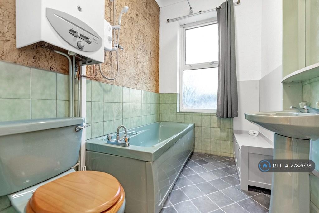 Family Bathroom Upstairs