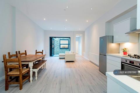 2 bedroom flat to rent, Lavender Hill, London, SW11