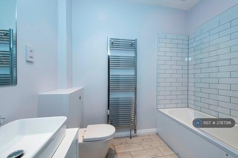 2 bedroom flat to rent, Lavender Hill, London, SW11