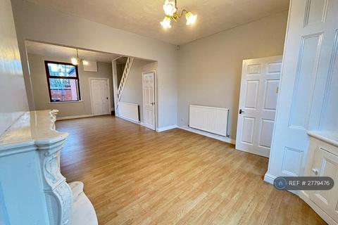 2 bedroom terraced house to rent, Green St, Manchester, M24