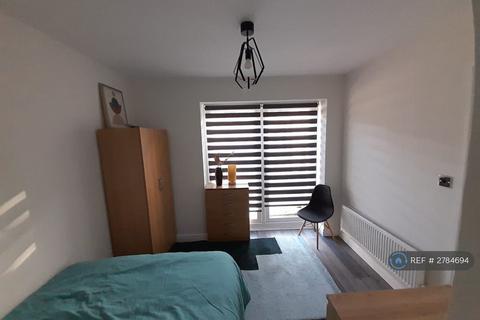 1 bedroom in a house share to rent, Tavistock Crescent, Mitcham, CR4