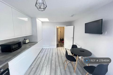 1 bedroom in a house share to rent, Tavistock Crescent, Mitcham, CR4