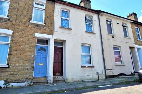 2 bedroom terraced house to rent, East Street, Chatham
