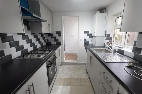 2 bedroom terraced house to rent, East Street, Chatham