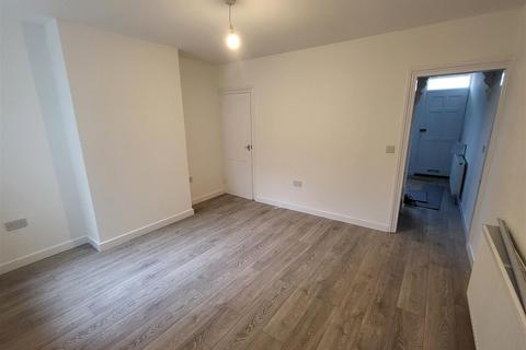 2 bedroom terraced house to rent, East Street, Chatham