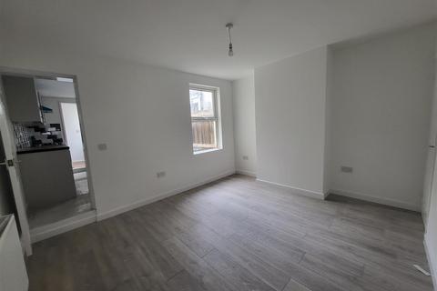 2 bedroom terraced house to rent, East Street, Chatham