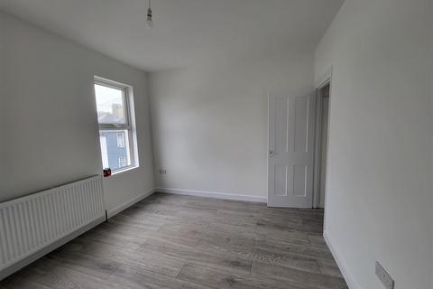 2 bedroom terraced house to rent, East Street, Chatham